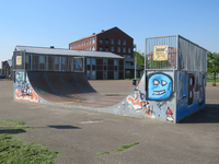 838227 Afbeelding van een skate-halfpipe vol graffiti bij de Melissekade in Leidsche Rijn (gemeente Utrecht).